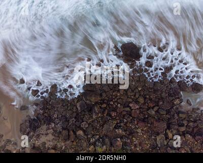 Welle bricht gegen Klippe in Asturien, Spanien. Blick von oben. Stockfoto