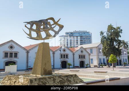 Goldene fliegende Möwe Vogel Skulptur des Brunnens foinikoudes larnaca vor Larnaca Municipal Art Gallery in Zypern. Stockfoto