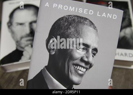 Viersen, Deutschland - 9. Dezember. 2020: Nahaufnahme von Barack Obama Buch decken ein gelobtes Land, verschwommene Bücher stapeln Hintergrund Stockfoto