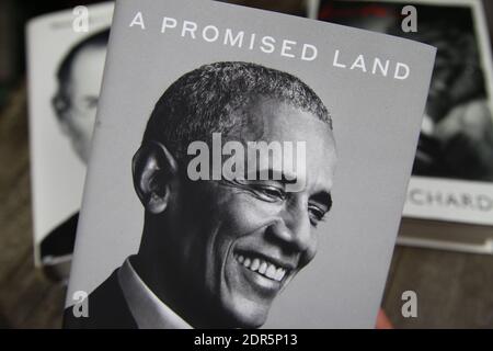 Viersen, Deutschland - 9. Dezember. 2020: Nahaufnahme von Barack Obama Buch decken ein gelobtes Land, verschwommene Bücher stapeln Hintergrund Stockfoto