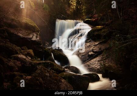 Triberg Wasserfall im Schwarzwald bei Sonnenuntergang, letzte Sonnenstrahlen Stockfoto