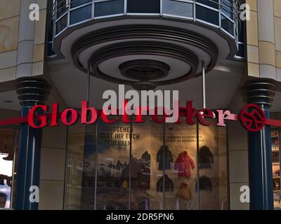 Rotes Logo der deutschen Outdoor-Lieferkette Globetrotter über dem Ladeneingang der Niederlassung in der Einkaufsstraße Tübinger Straße. Stockfoto