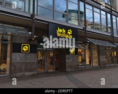Geschlossenes Geschäft der deutschen Outdoor-Ware und Ausrüstung Einzelhandelskette Jack Wolfskin auf dem Rotebühlplatz während Covid-19 Lockdown mit dem gelben Logo. Stockfoto