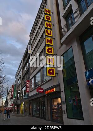 Beliebte Einkaufsstraße Königstraße in der Innenstadt mit geschlossenen Geschäften während der Coronavirus-Sperre einschließlich Filialen von Nanu-Nana (FOCUS), Hema, JD Sports. Stockfoto