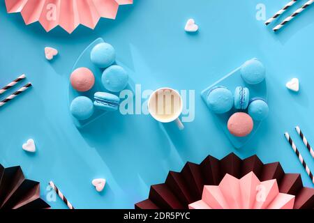 Süße und leckere Makronen und Kaffee. Kreative Flat Lay in blau mint, rosa und schwarz auf Papier. Gefaltete Papierfächer und Trinkhalme aus Papier. Natürlich Stockfoto