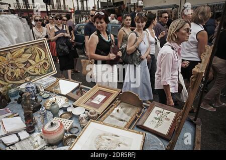 Portobello Road Market, im Stadtteil Notting Hill von London, Großbritannien, weltberühmt für seine Second-Hand-Kleidung und Antiquitäten. Stockfoto