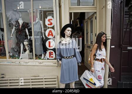 Portobello Road Market, im Stadtteil Notting Hill von London, Großbritannien, weltberühmt für seine Second-Hand-Kleidung und Antiquitäten. Stockfoto