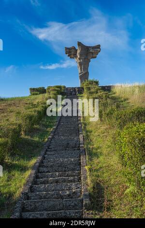 Cedynia, Polen, Juni 2019 eine Adlerstatue auf dem Gipfel des Czcibor-Gebirges wurde 1972 anlässlich des 1000. Jahrestages der Schlacht von Cedynia enthüllt Stockfoto