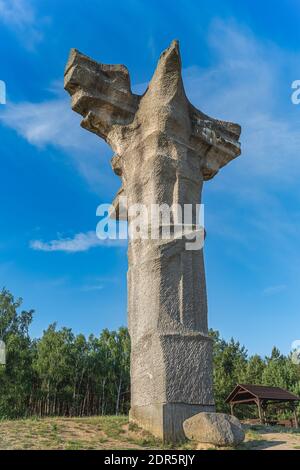 Cedynia, Polen, Juni 2019 eine Adlerstatue auf dem Gipfel des Czcibor-Gebirges wurde 1972 anlässlich des 1000. Jahrestages der Schlacht von Cedynia enthüllt Stockfoto