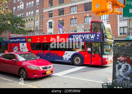 New York, NY, USA - 20. Dezember 2020: Reisebus auf der 5th Avenue mit wenigen Passagieren wegen Pandemie Stockfoto