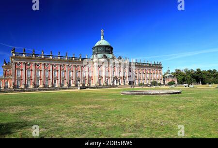 Potsdam, Deutschland - 18. September 2020: Besuch des Königspalastes und Parks Sanssouci in Potsdam an einem sonnigen Tag im September. Blick auf den Neuen Palast. Stockfoto