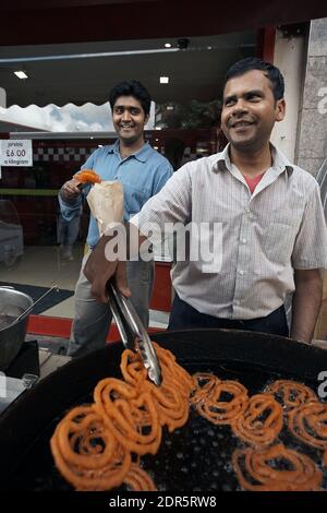 GROSSBRITANNIEN / London / Southall /Jalebi Vendor on the Brodway .Jalebi ist ein gebratener Süßstoff, der häufig in Indien, Pakistan und Bangladesch zubereitet wird. Stockfoto