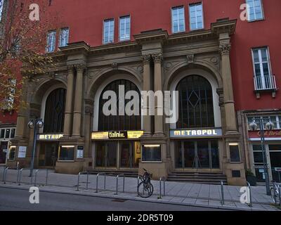 Vorderansicht des Haupteingangs des Kinos Metropol im historischen alten Gebäude in der Innenstadt. Stockfoto