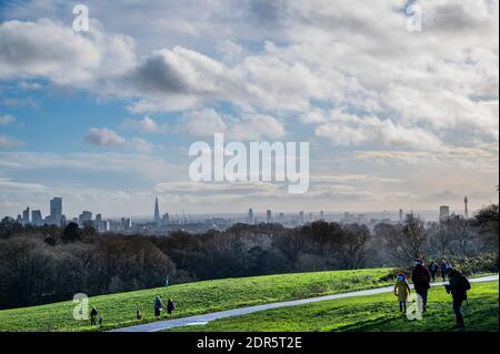 London, Großbritannien. Dezember 2020. Genießen Sie den Blick auf die City of London von Hampstead Heath an Tag 1 der dritten Coronavirus Lockdown. Kredit: Guy Bell/Alamy Live Nachrichten Stockfoto