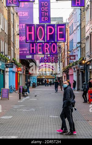 London, Großbritannien. Dezember 2020. Zeichen der Hoffnung und Liebe in der Carnaby Street. Aber nur wenige Käufer und alle Geschäfte müssen geschlossen werden. Für den Einzelhandel sind dies noch schwierige Zeiten. Kredit: Guy Bell/Alamy Live Nachrichten Stockfoto