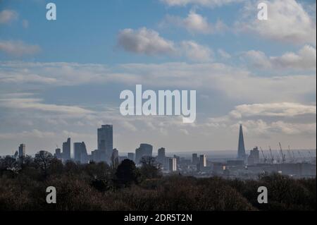 London, Großbritannien. Dezember 2020. Genießen Sie den Blick auf die City of London von Hampstead Heath an Tag 1 der dritten Coronavirus Lockdown. Kredit: Guy Bell/Alamy Live Nachrichten Stockfoto