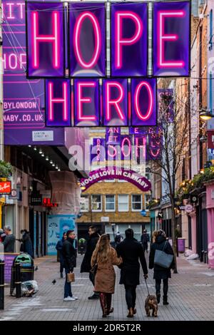 London, Großbritannien. Dezember 2020. Zeichen der Hoffnung und Liebe in der Carnaby Street. Aber nur wenige Käufer und alle Geschäfte müssen geschlossen werden. Für den Einzelhandel sind dies noch schwierige Zeiten. Kredit: Guy Bell/Alamy Live Nachrichten Stockfoto