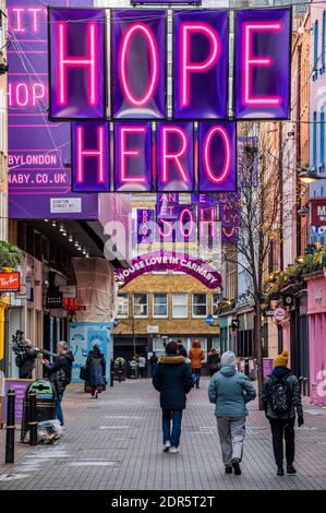 London, Großbritannien. Dezember 2020. Zeichen der Hoffnung und Liebe in der Carnaby Street. Aber nur wenige Käufer und alle Geschäfte müssen geschlossen werden. Für den Einzelhandel sind dies noch schwierige Zeiten. Kredit: Guy Bell/Alamy Live Nachrichten Stockfoto