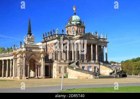 Potsdam, Deutschland - 18. September 2020: Besuch des Königspalastes und Parks Sanssouci in Potsdam an einem sonnigen Tag. Blick auf einen Teil der Universität. Stockfoto