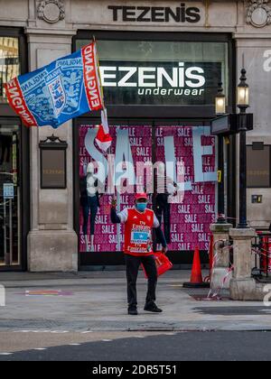 London, Großbritannien. Dezember 2020. Aus irgendeinem Grund hält es ein Fan von england und Arsenal für wichtig, am ersten Tag von Tier 4 zum Oxford Circus in Lockdown - Oxford Street zu kommen, und die Geschäfte sind wieder geschlossen, aber die Leute sind seltsamerweise immer noch unterwegs. Für den Einzelhandel sind dies noch schwierige Zeiten. Kredit: Guy Bell/Alamy Live Nachrichten Stockfoto