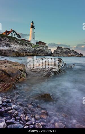 Eine vertikale Aufnahme des Portland Head Light in Cape Elizabeth, Maine, USA Stockfoto