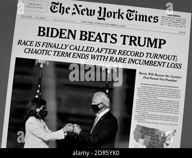 Die Titelseite der New York Times am Sonntag, den 8. November 2020, mit einer Schlagzeile, die erklärt, dass Joe Biden Donald Trump bei den Präsidentschaftswahlen schlagen würde. Stockfoto