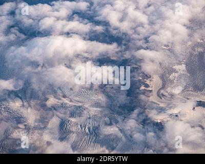 Schneebedeckte Gipfel vulkanischer Berge im Südwesten von Island an sonnigen Tag Stockfoto