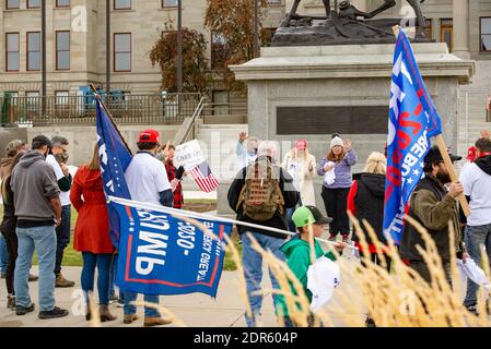 Helena, Montana / Nov 7, 2020: Demonstranten bei Stop die stehlen Kundgebung in der Hauptstadt Beten und protestieren Joe Biden als Präsidenten gewählt, nehmen Wahl und Stockfoto