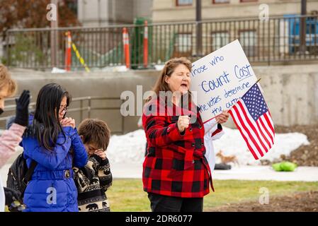 Helena, Montana / 7. Nov 2020: Weiße Frauen und Kinder beten Hand an Donald Trumps Stop the Steal Rallye mit Zeichen über das Zählen von Stimmen, Stockfoto