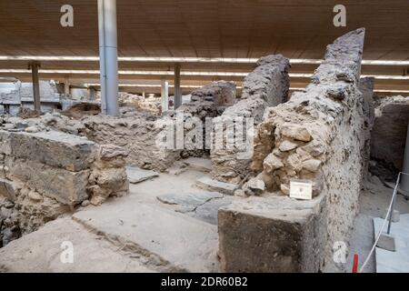 Santorini, Griechenland - 18. September 2020: Prähistorische Stadt Akrotiri, eine archäologische Stätte in Santorini, Griechenland Stockfoto