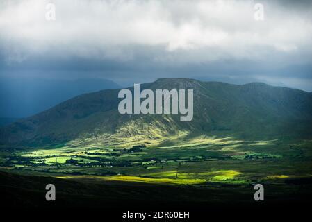 Berge und Wolken, herrliche Aussicht von der Spitze des Berges Croagh Patrick, genannt die Reek in der Grafschaft Mayo nach Mweelrea und Nephin, Irland Stockfoto