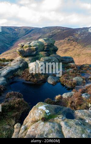 Verwitterte Felsen auf klingenden Roger. Ein sonniger Wintertag rund um Edale und Kinder Scout im Peak District National Park, Derbyshire, Großbritannien Stockfoto