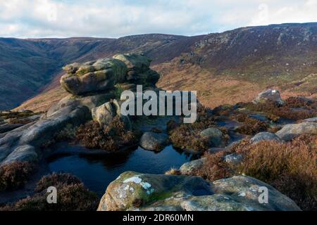 Verwitterte Felsen auf klingenden Roger. Ein sonniger Wintertag rund um Edale und Kinder Scout im Peak District National Park, Derbyshire, Großbritannien Stockfoto