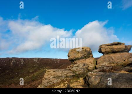 Verwitterte Felsen auf klingenden Roger. Ein sonniger Wintertag rund um Edale und Kinder Scout im Peak District National Park, Derbyshire, Großbritannien Stockfoto