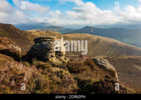 Verwitterte Felsen beim Klingen Roger mit Win Hill und verlieren Hill in thr Entfernung. Ein sonniger Winterhalbtag rund um Edale und Kinder Scout im Peak Distr Stockfoto