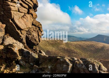 Verwitterte Felsen beim Klingen Roger mit Win Hill und verlieren Hill in thr Entfernung. Ein sonniger Winterhalbtag rund um Edale und Kinder Scout im Peak Distr Stockfoto