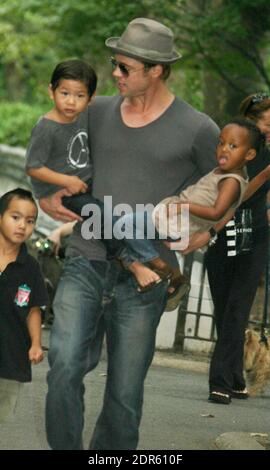 New York, NY 8-26-07 Brad Pitt verlässt den Spielplatz mit seinen Kindern. Foto von John Barrett/PHOTOlink Stockfoto