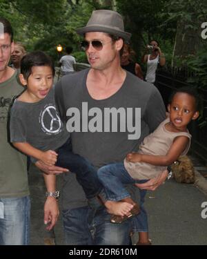 New York, NY 8-26-07 Brad Pitt verlässt den Spielplatz mit seinen Kindern. Foto von John Barrett/PHOTOlink Stockfoto