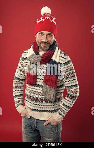 Express Positivität. männliche Fashion Kollektion. Reifer mann Komfort genießen können. Weihnachten Zeit. In neuen Jahr Stimmung. Happy bärtiger Mann roten Hintergrund. Gestrickte Zubehör. kaltem Wetter Trends. Stockfoto