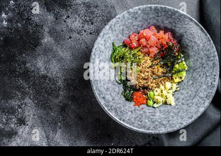 Thunfischdose mit Seetang, Avocado, Gurke, Rettich, Sesam. Schwarzer Hintergrund. Draufsicht. Speicherplatz kopieren. Stockfoto