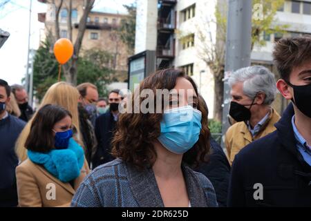 Madrid, Spanien. Dezember 2020. Madrid, Spanien; 20/12/2020.- Proteste gegen das 'Celaá-Gesetz' in Madrid und anderen spanischen Städten. Der Präsident der Volkspartei (PP) Pablo Casado, die Präsidentin der Gemeinde Madrid, Isabel Díaz Ayuso, und der Bürgermeister der Hauptstadt José Luis Martínez-Almeida nehmen an der Demonstration Hunderte von Autos, um ihre Ablehnung des neuen Gesetzes der Bildung bekannt als "Celaá Gesetz", zeigen, Die voraussichtlich am Mittwoch, den 23. Dezember, in der Plenarsitzung des Senats verabschiedet werden wird. Quelle: CORDON PRESS/Alamy Live News Stockfoto