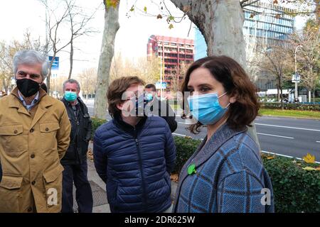 Madrid, Spanien. Dezember 2020. Madrid, Spanien; 20/12/2020.- Proteste gegen das 'Celaá-Gesetz' in Madrid und anderen spanischen Städten. Der Präsident der Volkspartei (PP) Pablo Casado, die Präsidentin der Gemeinde Madrid, Isabel Díaz Ayuso, und der Bürgermeister der Hauptstadt José Luis Martínez-Almeida nehmen an der Demonstration Hunderte von Autos, um ihre Ablehnung des neuen Gesetzes der Bildung bekannt als "Celaá Gesetz", zeigen, Die voraussichtlich am Mittwoch, den 23. Dezember, in der Plenarsitzung des Senats verabschiedet werden wird. Quelle: CORDON PRESS/Alamy Live News Stockfoto