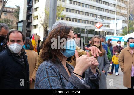 Madrid, Spanien. Dezember 2020. Madrid, Spanien; 20/12/2020.- Proteste gegen das 'Celaá-Gesetz' in Madrid und anderen spanischen Städten. Der Präsident der Volkspartei (PP) Pablo Casado, die Präsidentin der Gemeinde Madrid, Isabel Díaz Ayuso, und der Bürgermeister der Hauptstadt José Luis Martínez-Almeida nehmen an der Demonstration Hunderte von Autos, um ihre Ablehnung des neuen Gesetzes der Bildung bekannt als "Celaá Gesetz", zeigen, Die voraussichtlich am Mittwoch, den 23. Dezember, in der Plenarsitzung des Senats verabschiedet werden wird. Quelle: CORDON PRESS/Alamy Live News Stockfoto