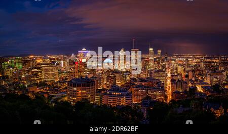 Skyline der Innenstadt bei Nacht mit St. Lawrence River, Montreal, Quebec, Kanada Stockfoto