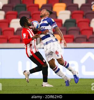 London, Großbritannien. Dezember 2020. Liam Moore von Reading und Rico Henry von Brentford fordern den Ball während des Spiels der EFL Sky Bet Championship zwischen Brentford und Reading im Brentford Community Stadium, London, England am 19. Dezember 2020. Foto von Ken Sparks. Nur redaktionelle Verwendung, Lizenz für kommerzielle Nutzung erforderlich. Keine Verwendung bei Wetten, Spielen oder Veröffentlichungen einzelner Vereine/Vereine/Spieler. Kredit: UK Sports Pics Ltd/Alamy Live Nachrichten Stockfoto