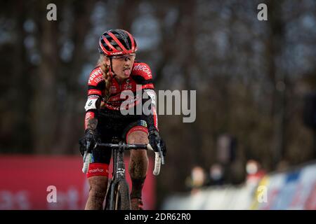 Die Niederländerin Denise Betsema überquert die Ziellinie beim Frauen-Elite-Rennen des Weltcup-Cyclocross in Namur, der zweiten (von fünf) Etappe der UCI-Welt Stockfoto