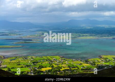 Berge und Wolken, herrliche Aussicht von der Spitze des Berges Croagh Patrick, genannt die Reek in der Grafschaft Mayo nach Mweelrea und Nephin, Irland Stockfoto