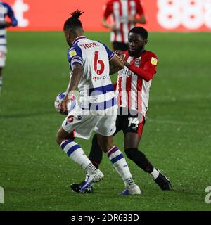 London, Großbritannien. Dezember 2020. Liam Moore von Reading und Josh Dasilva von Brentford fordern den Ball während des Spiels der EFL Sky Bet Championship zwischen Brentford und Reading im Brentford Community Stadium, London, England am 19. Dezember 2020. Foto von Ken Sparks. Nur redaktionelle Verwendung, Lizenz für kommerzielle Nutzung erforderlich. Keine Verwendung bei Wetten, Spielen oder Veröffentlichungen einzelner Vereine/Vereine/Spieler. Kredit: UK Sports Pics Ltd/Alamy Live Nachrichten Stockfoto