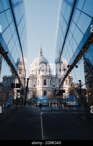 London, UK- Dezember 2020 : Blick auf die St. Pauls Cathedral zwischen Bürogebäuden mit Glasfassade, London, UK Stockfoto