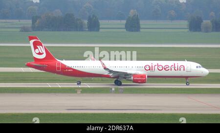 MÜNCHEN, DEUTSCHLAND - 11. OKTOBER 2015: Air Berlin Airbus A320 rollt am internationalen Flughafen München MUC Stockfoto